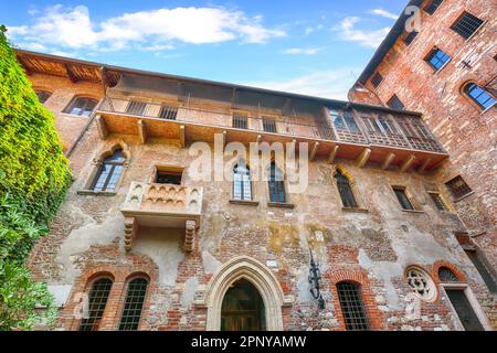 Stupendo paesaggio urbano di Verona con patio e balcone di casa Romeo e Giulietta. Ubicazione: Verona, Veneto, Italia, Europa Foto Stock