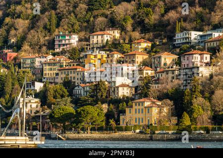 Case sul lago di Como vicino alla città Foto Stock