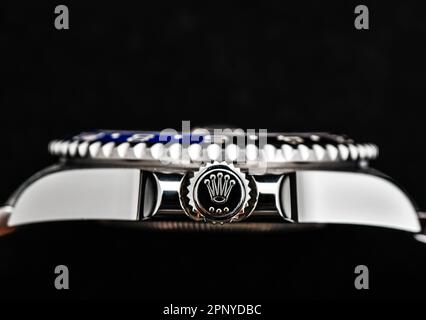 Bangkok Thailandia - Febbraio 20,2022 : Vista ravvicinata del lato di un orologio Rolex GMT-Master II 'Batman'40mm Steel Ceramic Wrist Watch uomo Foto Stock