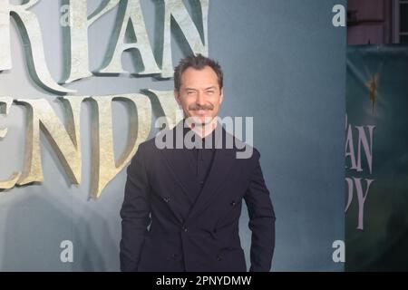 Jude Law, Peter Pan & Wendy - World Premiere, Curzon Mayfair, Londra, Regno Unito, 20 aprile 2023, Foto di Richard Goldschmidt Foto Stock