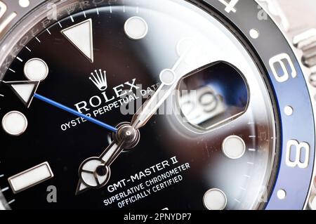 Bangkok Thailandia- Feb 20,2022 : primo piano Rolex GMT-Master II 'Batman'40mm con lunetta blu-nera acciaio Ceramica orologio da polso uomo Foto Stock