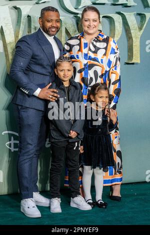 Curzon, Mayfair, Londra, Regno Unito. 20th aprile 2023. JB Gill arriva al Curzon, Mayfair, per la prima mondiale di Disney + film originale, “Peter Pan & Wendy” con sua moglie, Chloe Tangney e i bambini. Foto di Amanda Rose/Alamy Live News Foto Stock