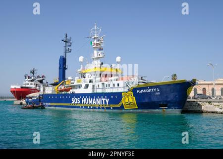 La nave di soccorso SOS Humanity ormeggiata a Siracusa, Sicilia, Italia, SOS Humanity search and rescue organisation Foto Stock