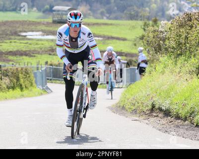 Remouchamps, Belgio. 21st Apr, 2023. Il belga Remco Evenepoel di Soudal Quick-Step raffigurato in azione durante una sessione di allenamento e ricognizione in pista, davanti alla gara ciclistica di un giorno Liegi-Bastogne-Liegi, a Remouchamps, Aywaille, venerdì 21 aprile 2023. BELGA PHOTO BENOIT DOPPAGNE Credit: Belga News Agency/Alamy Live News Foto Stock