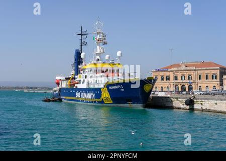 La nave di soccorso SOS Humanity ormeggiata a Siracusa, Sicilia, Italia, SOS Humanity search and rescue organisation Foto Stock