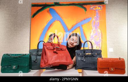 Londra, Regno Unito. 21st Apr, 2023. Hermes e Chanel hanno a lungo epitomizzato il lusso, più famoso nelle forme del Kelly e del Birkin. Lusso by Design: L'armadio di un conoscitore di moda vendita online su bonhams.com dal 14 - 26 aprile. Bonhams London .Paul Quezada-Neiman/Alamy Live News Credit: Paul Quezada-Neiman/Alamy Live News Foto Stock