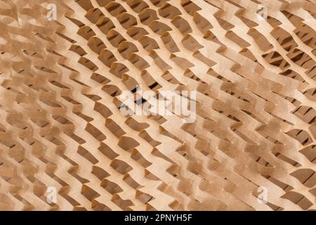Immagine ravvicinata di carta riempitrice a nido d'ape frantumata utilizzata nei processi di movimentazione dei materiali per la spedizione di merci o prodotti delicati. Foto Stock