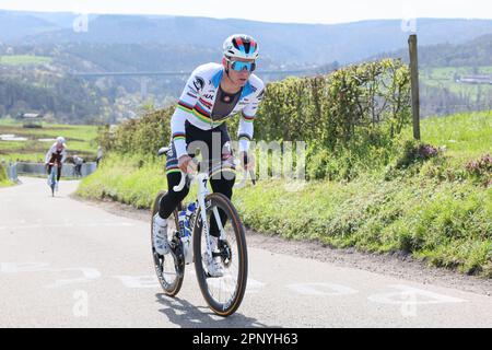 Remouchamps, Belgio. 21st Apr, 2023. Il belga Remco Evenepoel di Soudal Quick-Step raffigurato in azione durante una sessione di allenamento e ricognizione in pista, davanti alla gara ciclistica di un giorno Liegi-Bastogne-Liegi, a Remouchamps, Aywaille, venerdì 21 aprile 2023. BELGA PHOTO BENOIT DOPPAGNE Credit: Belga News Agency/Alamy Live News Foto Stock