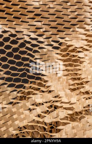 Grande foto ravvicinata di carta riempitrice a nido d'ape frantumata utilizzata nei processi di movimentazione dei materiali per la spedizione di merci o prodotti delicati. Foto Stock