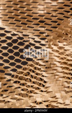 Grande foto ravvicinata di carta riempitrice a nido d'ape frantumata utilizzata nei processi di movimentazione dei materiali per la spedizione di merci o prodotti delicati. Foto Stock