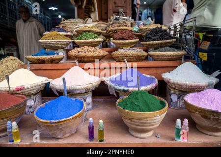 Negozio di spezie di molti colori nella medina di Marrakech. Foto Stock