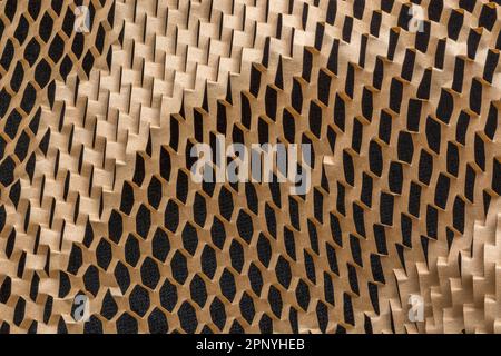 Grande foto ravvicinata di carta riempitrice a nido d'ape frantumata utilizzata nei processi di movimentazione dei materiali per la spedizione di merci o prodotti delicati. Foto Stock