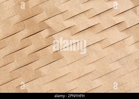 Grande foto ravvicinata di carta riempitrice a nido d'ape frantumata utilizzata nei processi di movimentazione dei materiali per la spedizione di merci o prodotti delicati. Foto Stock