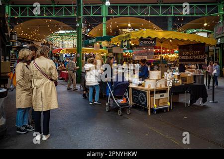 Borough Market Londra. Vendita di specialità gastronomiche nel centro di Londra, uno dei più grandi mercati alimentari di Londra, situato all'estremità meridionale del London Bridge. Foto Stock