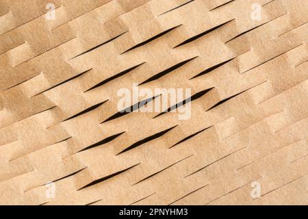 Grande foto ravvicinata di carta riempitrice a nido d'ape frantumata utilizzata nei processi di movimentazione dei materiali per la spedizione di merci o prodotti delicati. Foto Stock