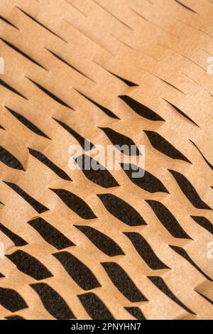 Grande foto ravvicinata di carta riempitrice a nido d'ape frantumata utilizzata nei processi di movimentazione dei materiali per la spedizione di merci o prodotti delicati. Foto Stock