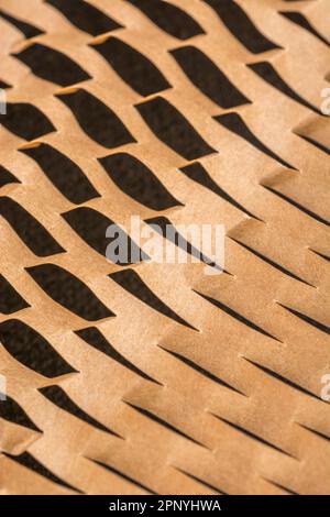 Grande foto ravvicinata di carta riempitrice a nido d'ape frantumata utilizzata nei processi di movimentazione dei materiali per la spedizione di merci o prodotti delicati. Foto Stock