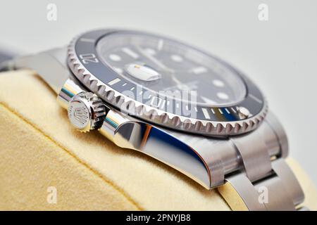 Bangkok Thailandia - Gennaio 28,2021:primo piano lato orologio Rolex Submariner Data acciaio nero Ceramica uomo orologio da polso Foto Stock