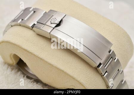 Bangkok Thailandia - Gennaio 28,2021: Primo piano cinturino orologio Rolex Submariner Data acciaio nero Ceramica uomo polso orologio Foto Stock