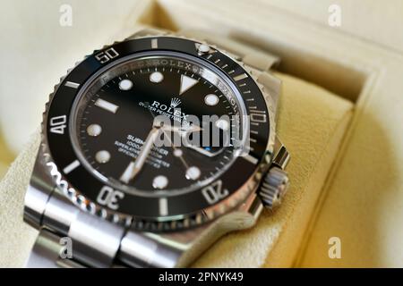 Bangkok Thailandia - Gennaio 28,2021:primo piano Rolex Submariner Data acciaio nero Ceramica uomo orologio da polso Foto Stock