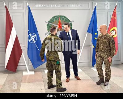 Adazi, Lettonia. 21st Apr, 2023. Il ministro degli Esteri ceco Jan Lipavsky, centro, saluta i soldati durante una visita alla base militare di Adazi, Lettonia, dove ha incontrato i membri dell'unità di ingegneria del contingente dell'esercito ceco e le forze NATO in Lettonia, 21 aprile 2023. Credit: Marek Opatrny/CTK Photo/Alamy Live News Foto Stock