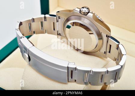 Bangkok Thailandia - Gennaio 28,2021:primo piano retro dell'orologio Rolex Submariner Data acciaio nero su Rolex casella verde Foto Stock