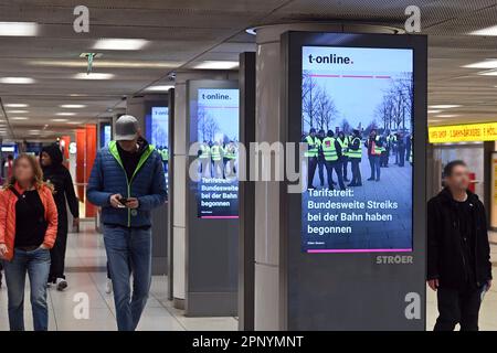 Sciopero venerdì 21 aprile 2023 alla stazione ferroviaria principale di Monaco: EVG paralizza il traffico ferroviario per diverse ore. La pubblicità esterna digitale sugli schermi informativi di Stroer annuncia lo sciopero. ? Foto Stock