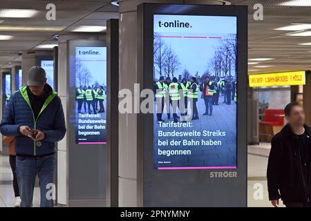 Sciopero venerdì 21 aprile 2023 alla stazione ferroviaria principale di Monaco: EVG paralizza il traffico ferroviario per diverse ore. La pubblicità esterna digitale sugli schermi informativi di Stroer annuncia lo sciopero. ? Foto Stock