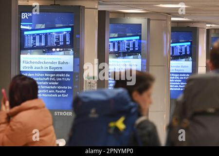 Sciopero venerdì 21 aprile 2023 alla stazione ferroviaria principale di Monaco: EVG paralizza il traffico ferroviario per diverse ore. La pubblicità esterna digitale sugli schermi informativi di Stroer annuncia lo sciopero. ? Foto Stock