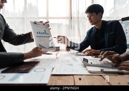 discussione del team aziendale sui rapporti visualizzati in grafici e grafici. analizzare le statistiche finanziarie brainstorming team aziendale revisione persone analizzare Foto Stock