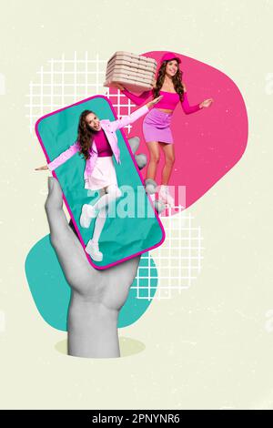 Creative collage pubblicità di giovane ragazza corriere app cibo consegna telefono schermo ordinare pizze italiane isolate su sfondo disegnato Foto Stock