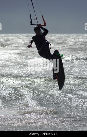 Kite surfer che saltano le onde in forte vento da Storm Noa, Bournemouth, Dorset, Inghilterra, Regno Unito, 12th aprile 2023 Foto Stock