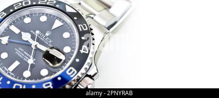 Bangkok Thailandia- Feb 20,2022 :primo piano Rolex GMT-Master II 'Batman'40mm con lunetta blu-nera acciaio Ceramica orologio da uomo da polso su sfondo bianco Foto Stock