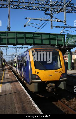 Treni del Nord unità elettrica multipla 331019 di Classe 331 di Civity alla stazione ferroviaria di Layton il 21st aprile 2023 con servizio passeggeri espresso. Foto Stock