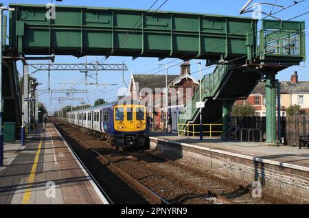 Treni del Nord classe 319 unità elettrica multipla, 319367, passando attraverso la stazione ferroviaria di Layton, Blackpool il 21st aprile 2023. Foto Stock