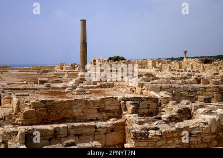 Edifici in rovina nell'area archeologica di Kourion, Episkopi, Distretto di Limassol, Repubblica di Cipro Foto Stock