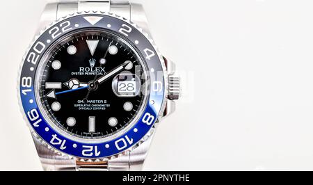 Bangkok Thailandia- Feb 20,2022 :primo piano Rolex GMT-Master II 'Batman'40mm con lunetta blu-nera acciaio Ceramica orologio da uomo da polso su sfondo bianco Foto Stock