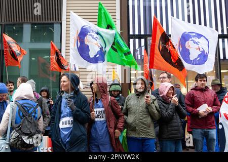 Londra, Regno Unito. 21st Apr, 2023. I manifestanti della ribellione hanno sfidato la pioggia a Westminster, con gruppi di manifestanti che hanno preso di mira diversi ministeri del governo. Qui i medici hanno formato un picket fuori del Dipartimento della Salute. Un lancio per il "Big One" si è svolto sul College Green di fronte alle Camere del Parlamento e le proteste continueranno per i prossimi 4 giorni. Credit: Anna Watson/Alamy Live News Foto Stock