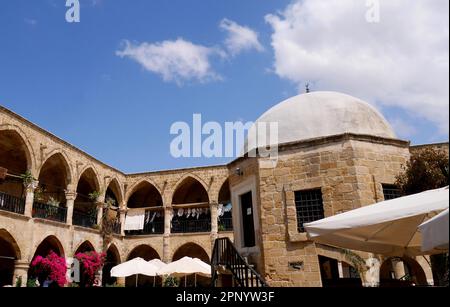 Cortile di Buyuk Han, Great Inn, Megalo Pandocheio, il più grande caravanserai, a Cipro, Nicosia settentrionale, Cipro Foto Stock