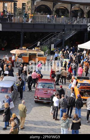 La vivace vendita di stivali da auto classiche a Coal Drops Yard, Kings Cross, a nord di Londra, Regno Unito Foto Stock