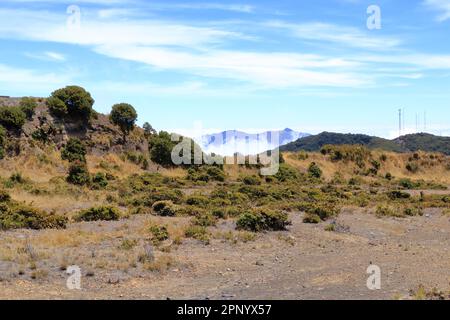 Vista del Parco Nazionale del Vulcano razu sullo sfondo il Vulcano Turrialba, Cartago, Costa Rica, America Centrale. Foto Stock