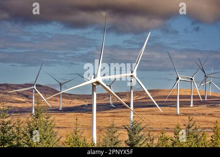 Creag riabhach Wind Farm Sutherland Scozia fila di turbine eoliche bianche vicino a Crask Inn sulla strada A836 Foto Stock