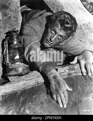 KIRK DOUGLAS in ACE IN THE HOLE / THE BIG CARNIVAL 1951 regista / produttore BILLY WILDER musica Hugo Friedhofer Paramount Pictures Foto Stock