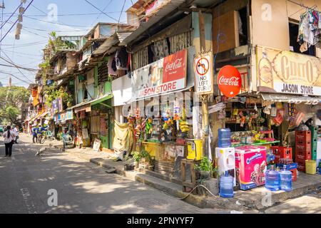 Scene di strada nella capitale di Manila, Filippine. L'area conosciuta come Intramuros è la parte vecchia della fiorente città. Foto Stock