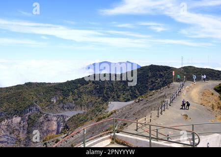 Marzo 3 2023 - Vulcano Irazu in Costa Rica: La gente gode il Parco Nazionale del Vulcano Irazu sullo sfondo il Vulcano Turrialba Foto Stock