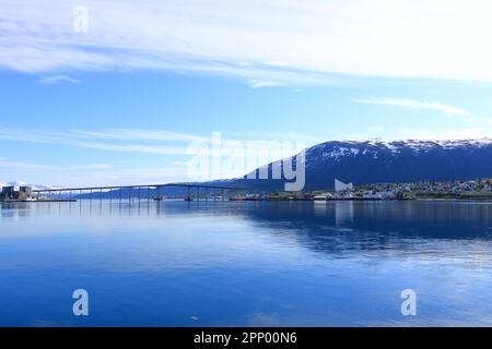 28 2022 maggio - Tromso in Norvegia: Vista del ponte per tromso in estate Foto Stock