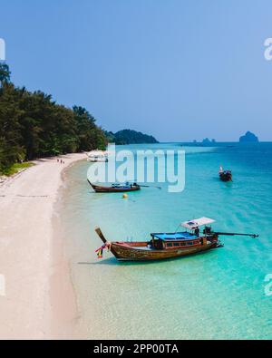 Isola di Koh Kradan con una spiaggia tropicale bianca e un oceano color serra. Vista aerea della spiaggia di Koh kradan vista dal drone Foto Stock