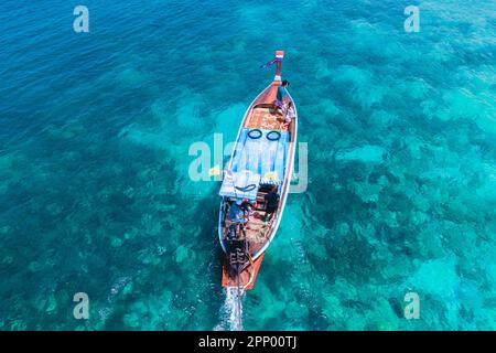 Isola di Koh Kradan con una spiaggia tropicale bianca e un oceano color serra. Vista aerea della spiaggia di Koh kradan vista dal drone Foto Stock