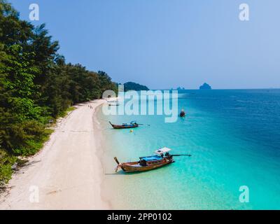 Isola di Koh Kradan con una spiaggia tropicale bianca e un oceano color serra. Vista aerea della spiaggia di Koh kradan vista dal drone Foto Stock