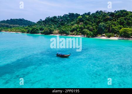 Isola di Koh Kradan con una spiaggia tropicale bianca e un oceano color serra. Vista aerea della spiaggia di Koh kradan vista dal drone Foto Stock